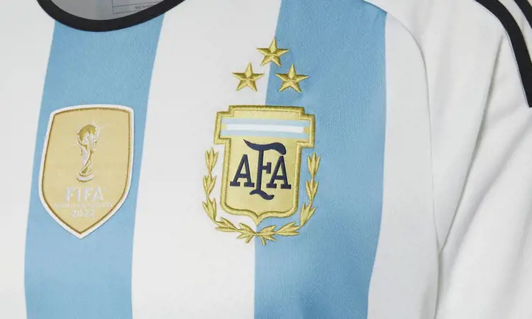 Argentinië draagt voetbalshirt met drie sterren en FIFA winners badge