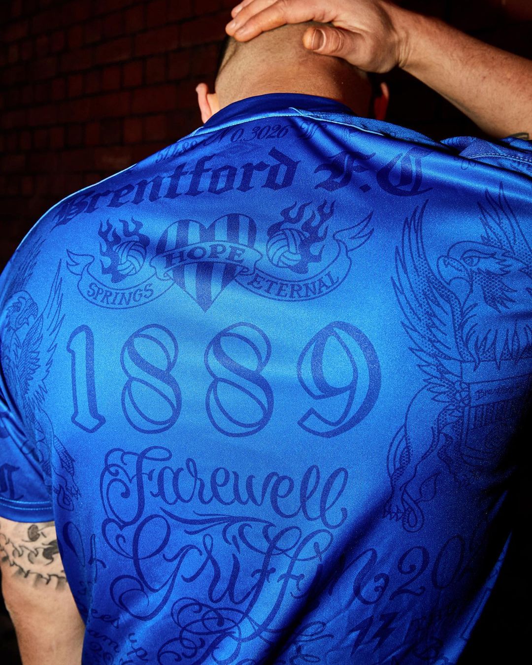 Tatoeages van Brenford FC fans op nieuwe warming-up shirts