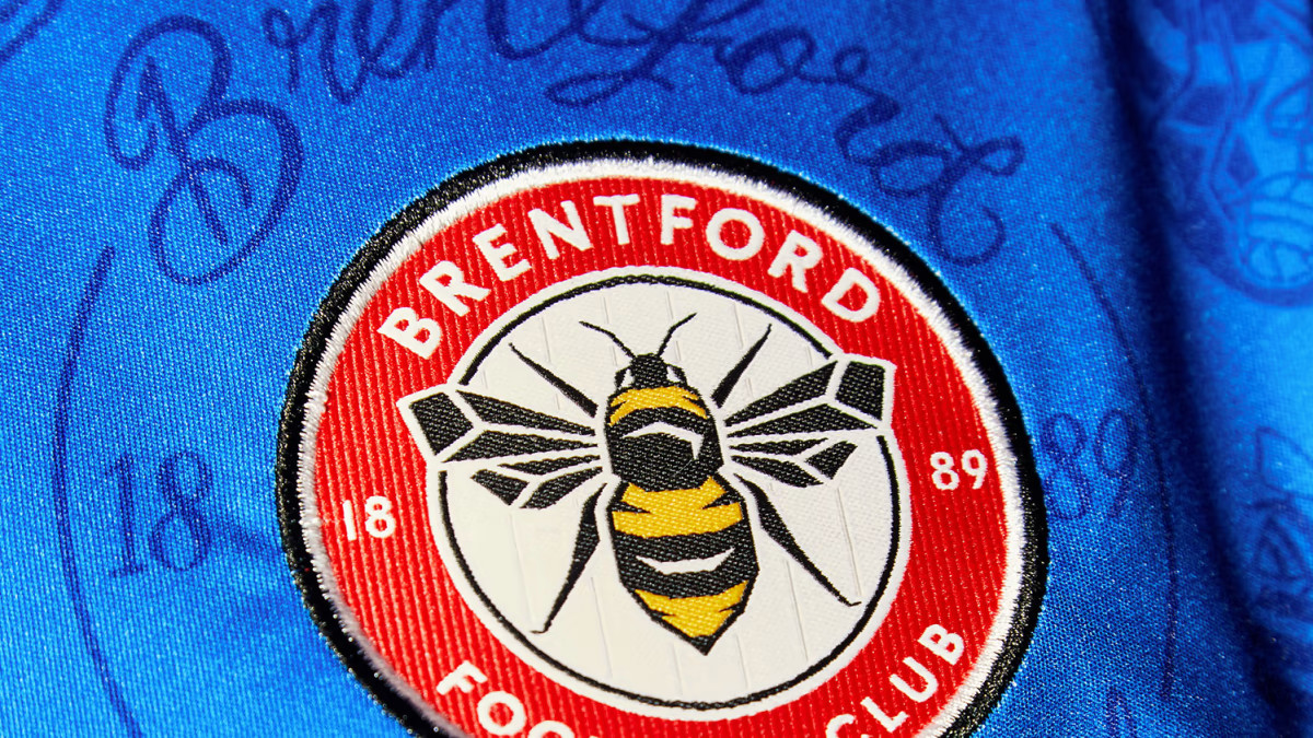 brentford-warming-up-shirt-2022-2023.jpg