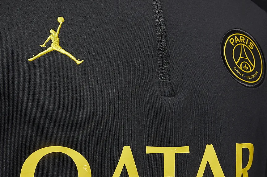 Paris Saint Germain draagt zwart/geel trainingspak in 2023