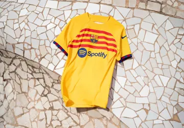 fc-barcelona-4e-voetbalshirt-2022-2023.jpg