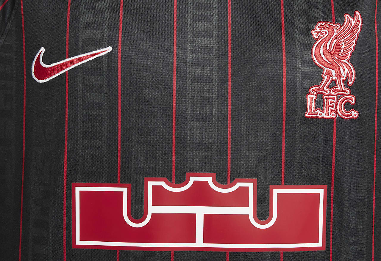 Dit is het Nike Liverpool FC LeBron James voetbalshirt