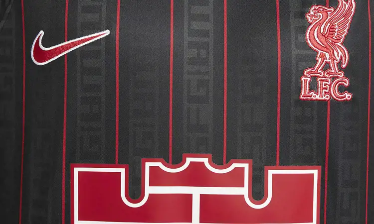 Dit is het Nike Liverpool FC LeBron James voetbalshirt