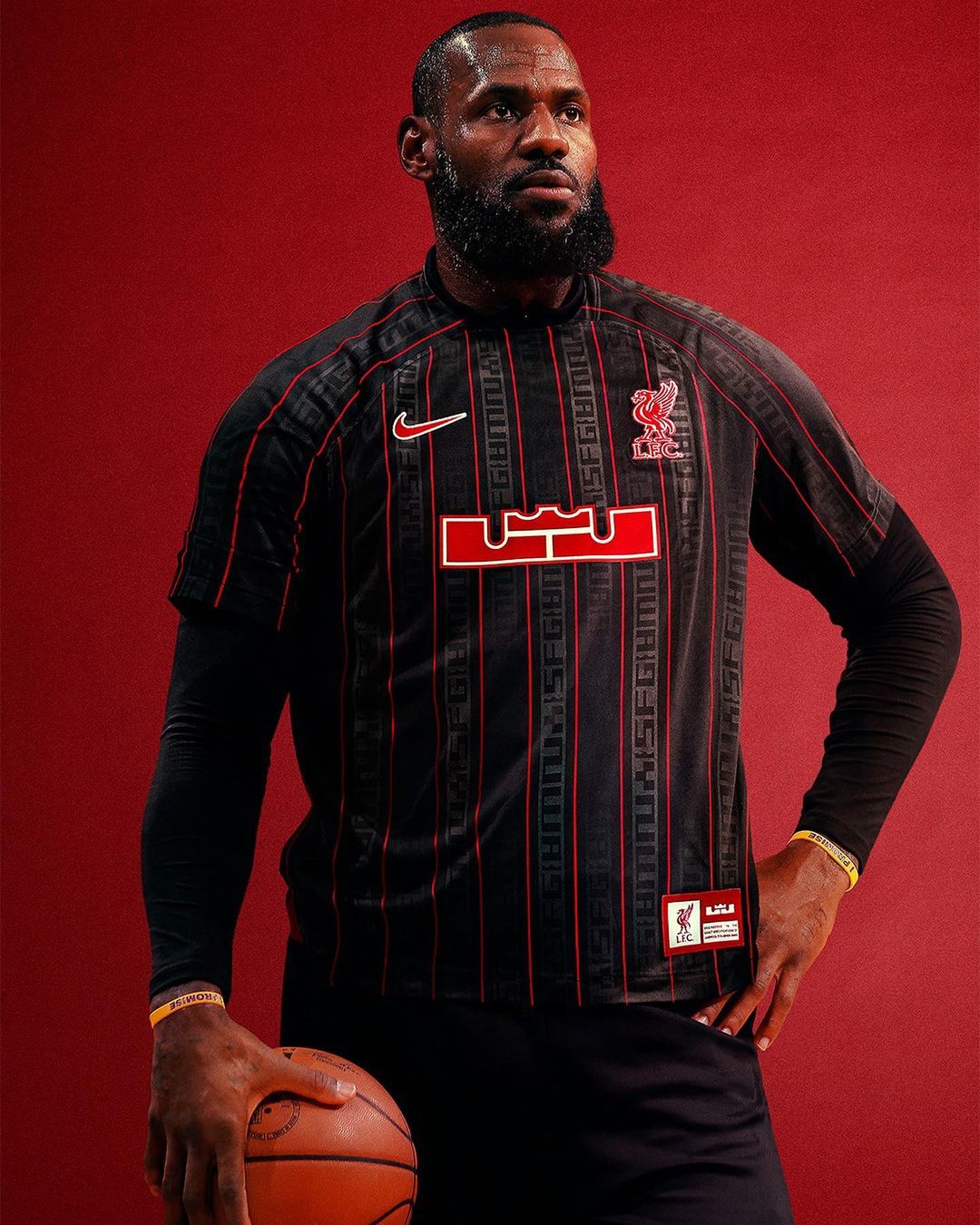 Dit is het Nike Liverpool FC LeBron James voetbalshirt