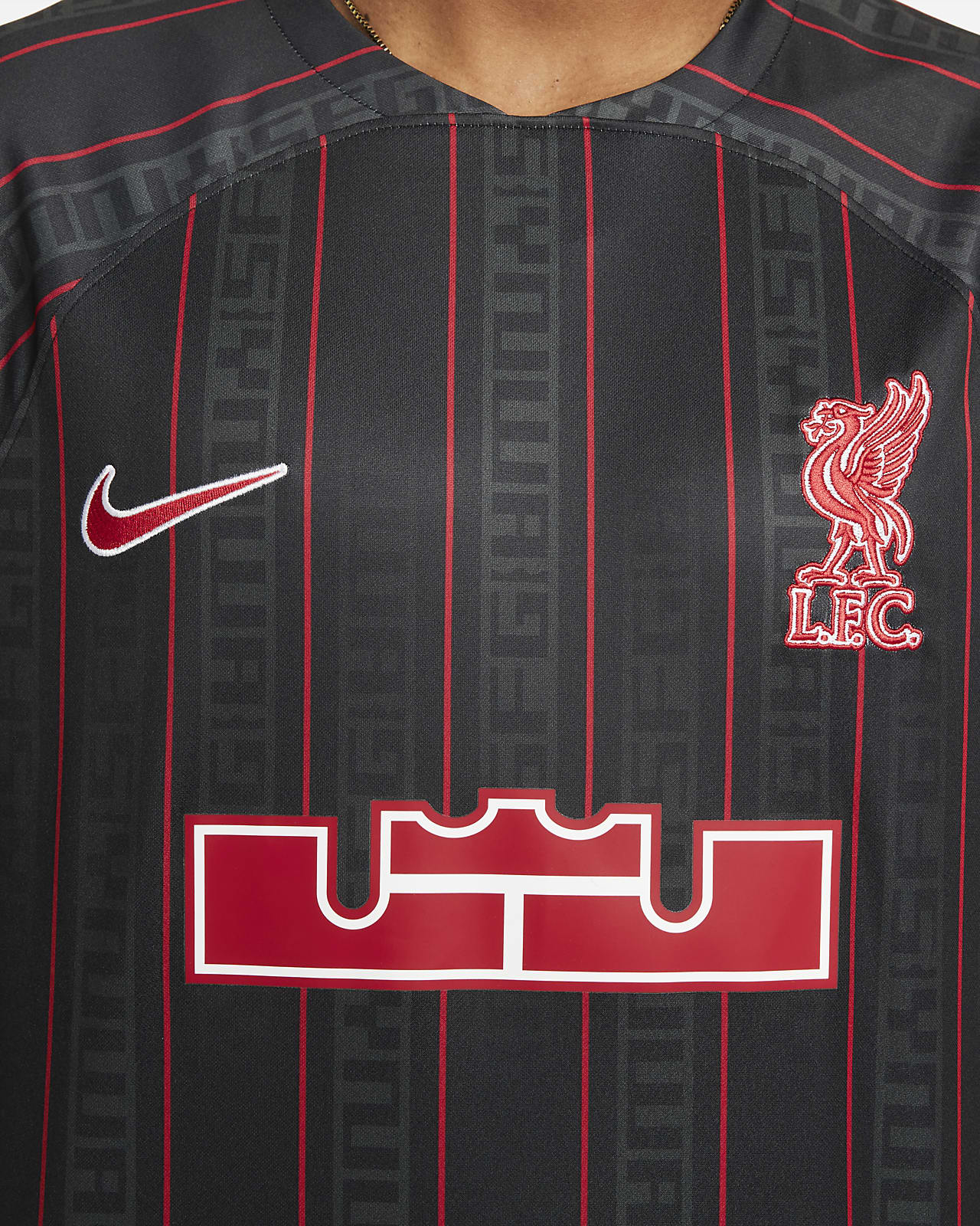 Dit is het Nike Liverpool FC LeBron James voetbalshirt