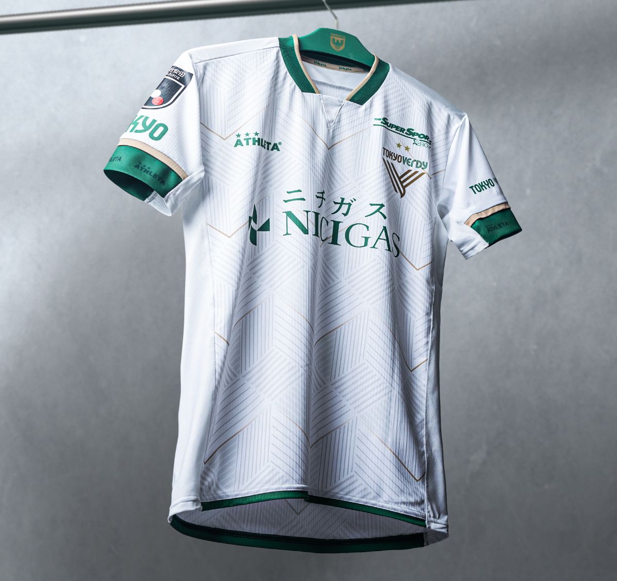 Dit zijn de Tokyo Verdy voetbalshirts 2024 van Athleta