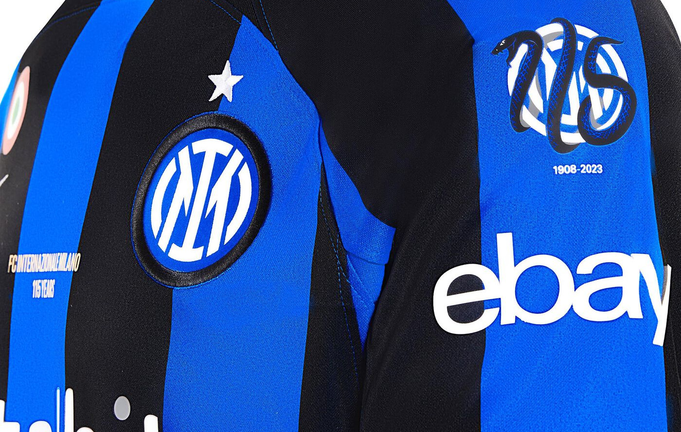 Dit is het Inter Milan voetbalshirt ter ere van het 115 jarig bestaan