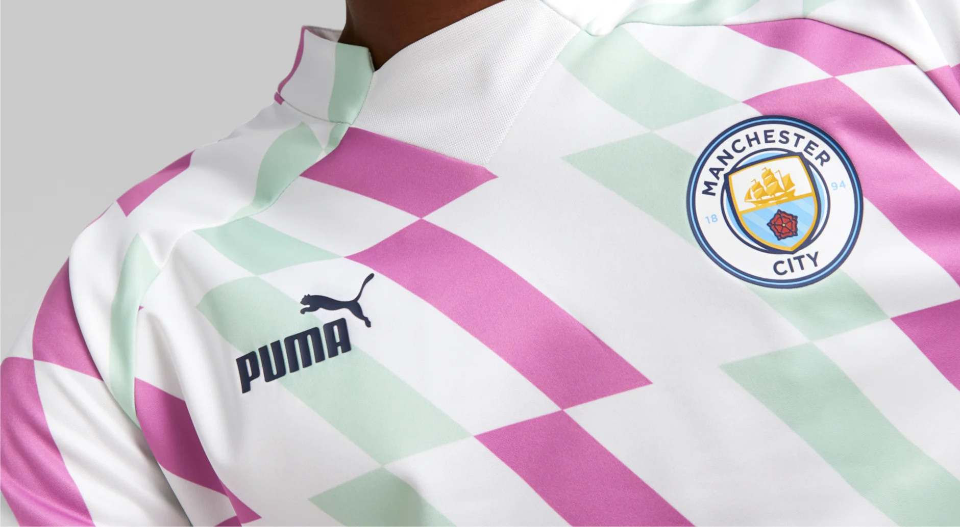 Manchester City warming-up shirt 2023 eerbetoon aan Emmeline Pankhurst