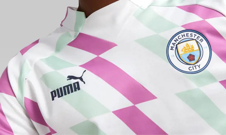 Manchester City warming-up shirt 2023 eerbetoon aan Emmeline Pankhurst