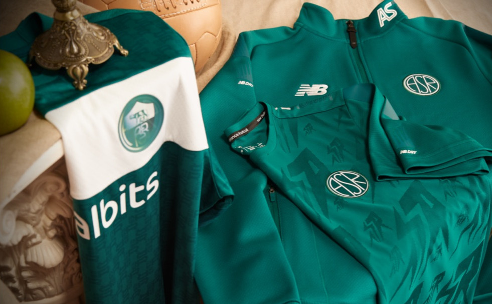 Dit is het groene AS Roma Legacy voetbalshirt