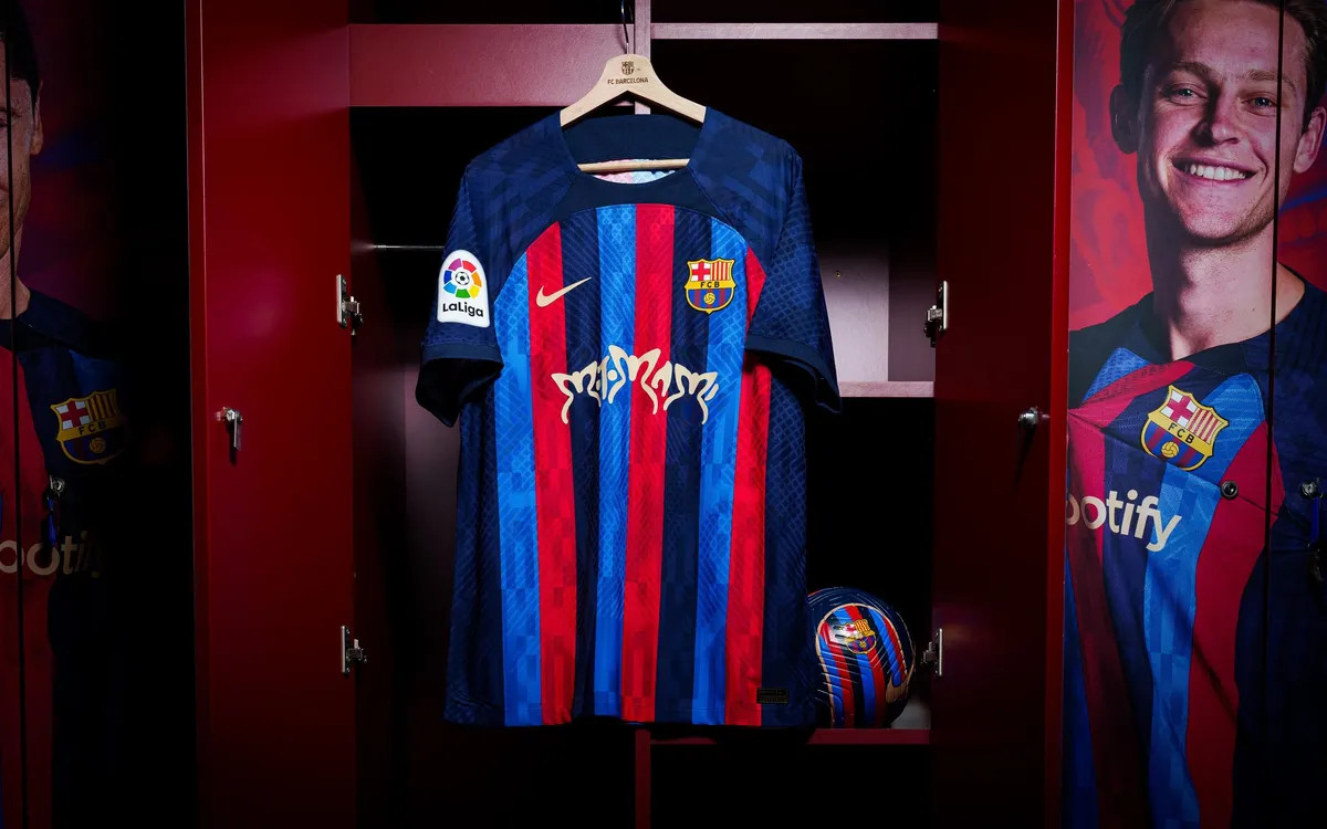Logo Rosalía op FC Barcelona voetbalshirts tijdens El Clásico 