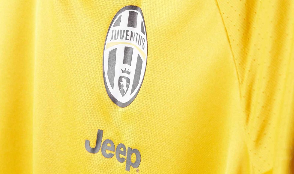 juventus-training-shirt-goud-2016-2017-gelekt.jpg