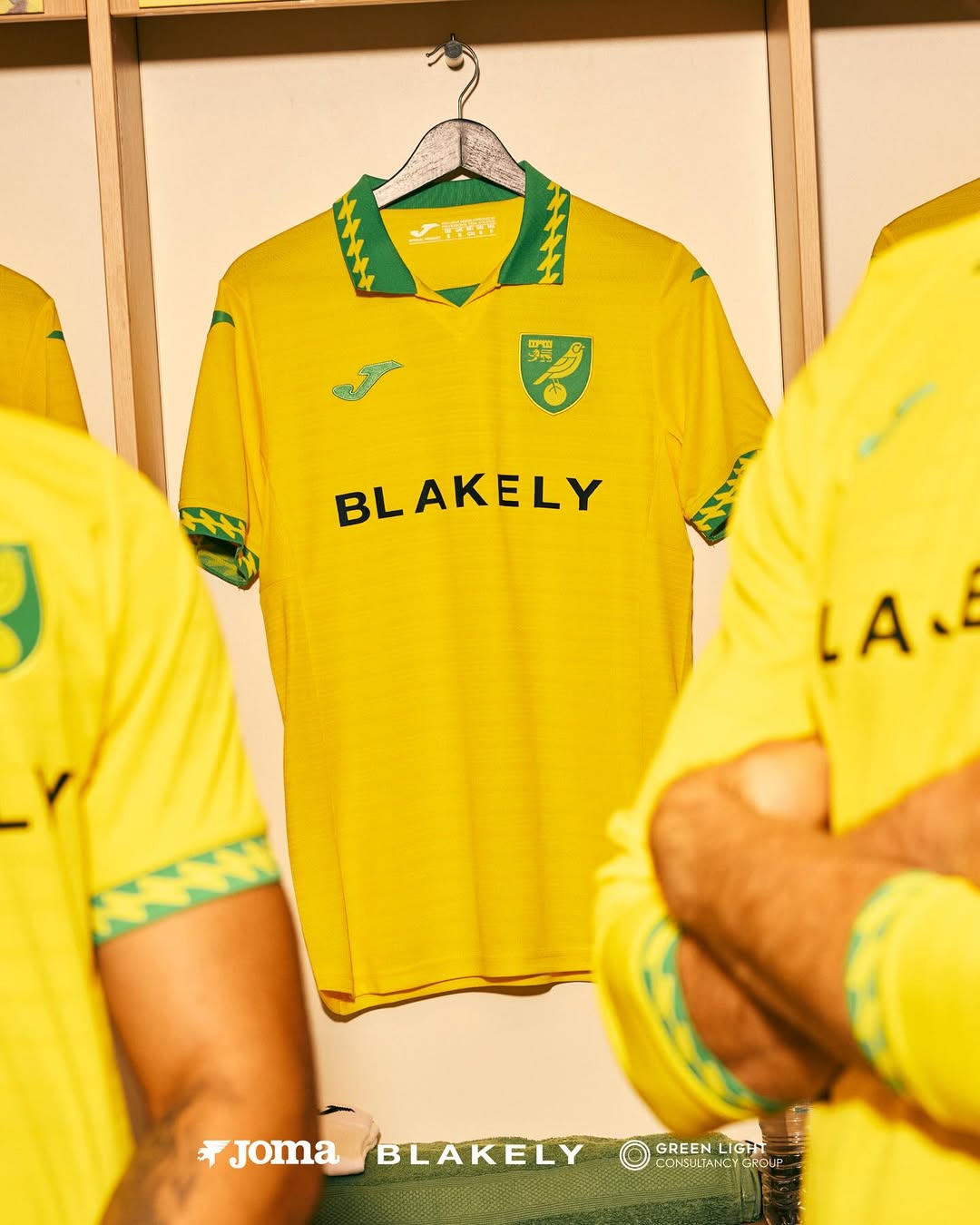 Joma presenteert de Norwich City voetbalshirts 2025-2026