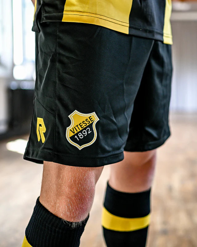 Dit zijn de Vitesse voetbalshirts 2024-2025