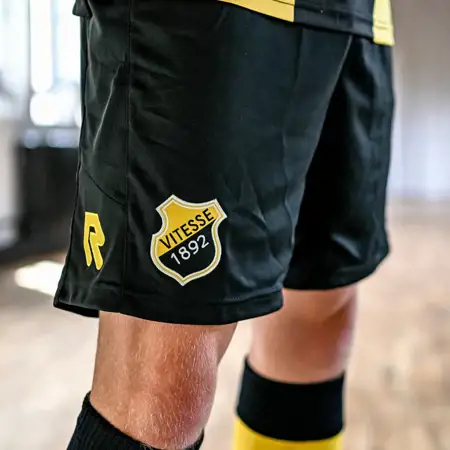 Dit zijn de Vitesse voetbalshirts 2024-2025