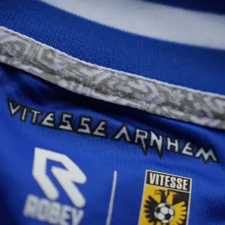 Dit zijn de Vitesse voetbalshirts 2024-2025