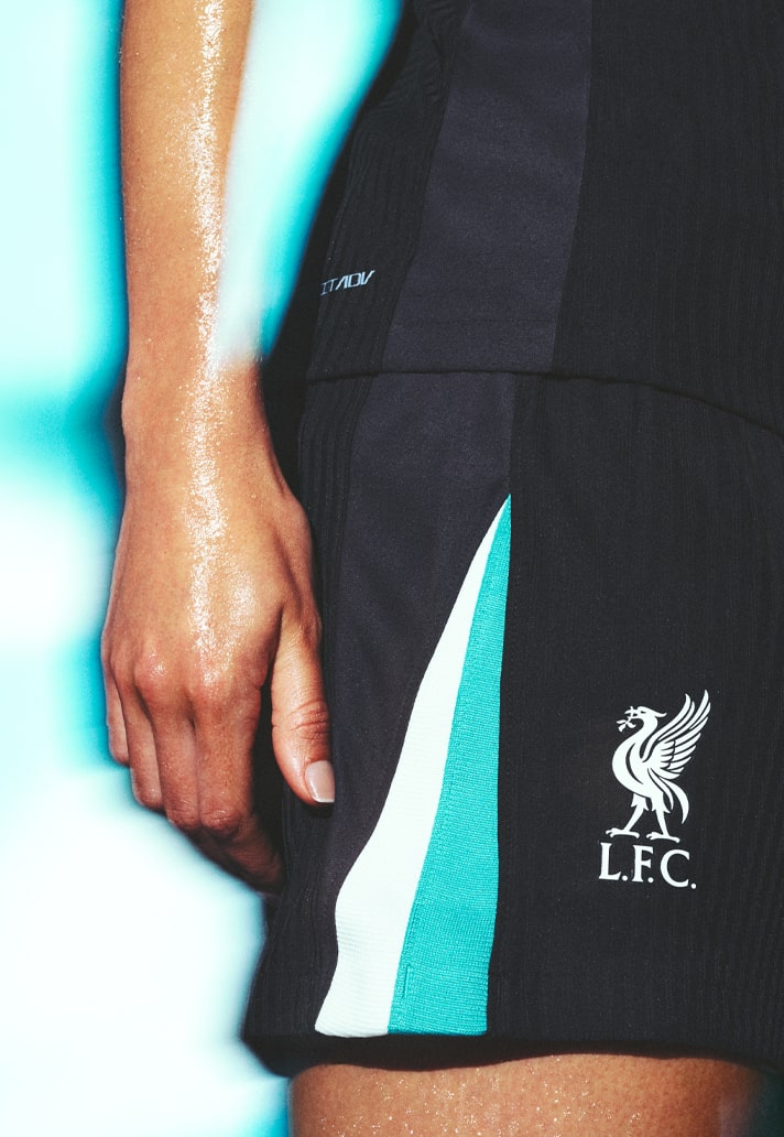 Liverpool uitshirt 2024-2025 is donkergroen!