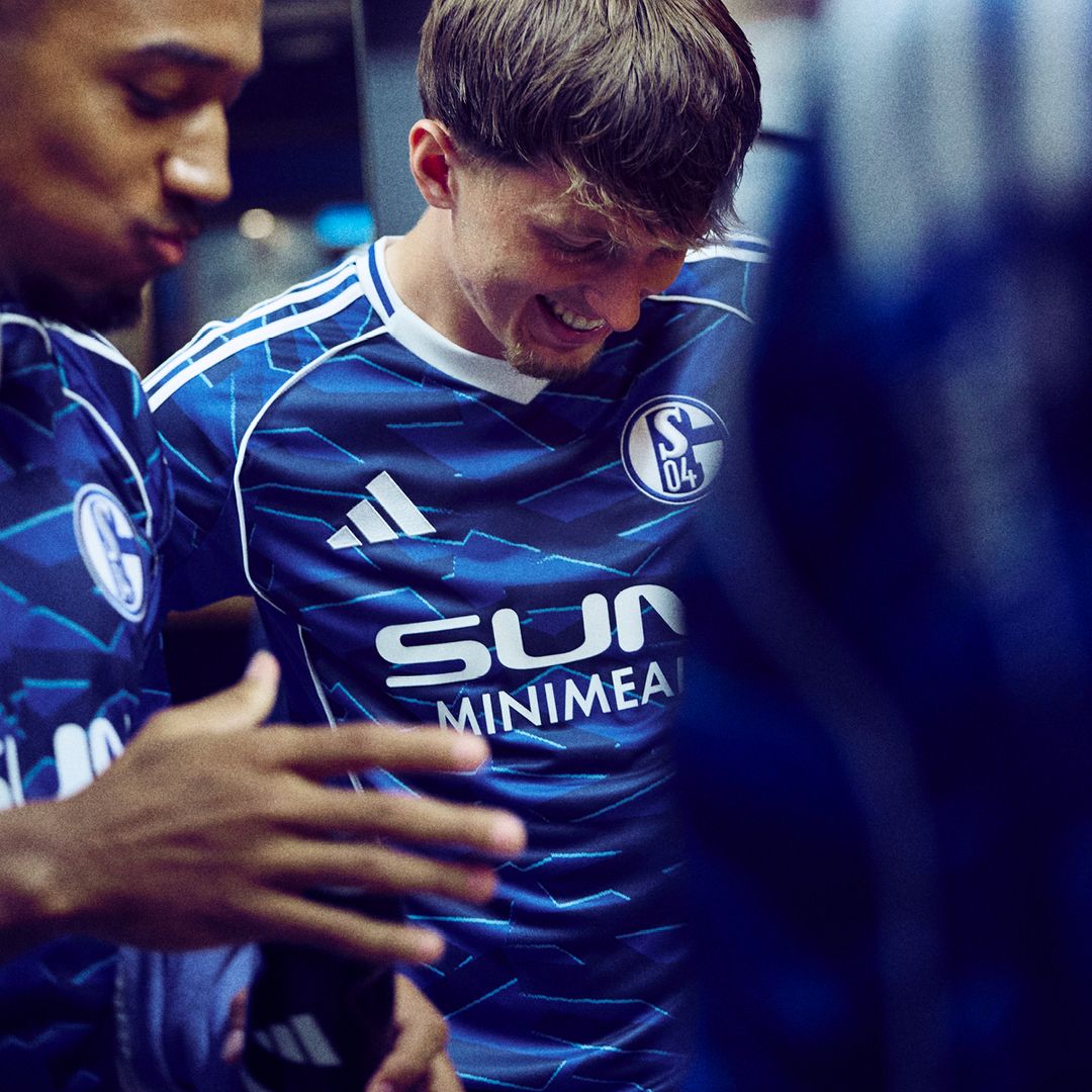 Dit zijn de Schalke 04 voetbalshirts 2025-2026