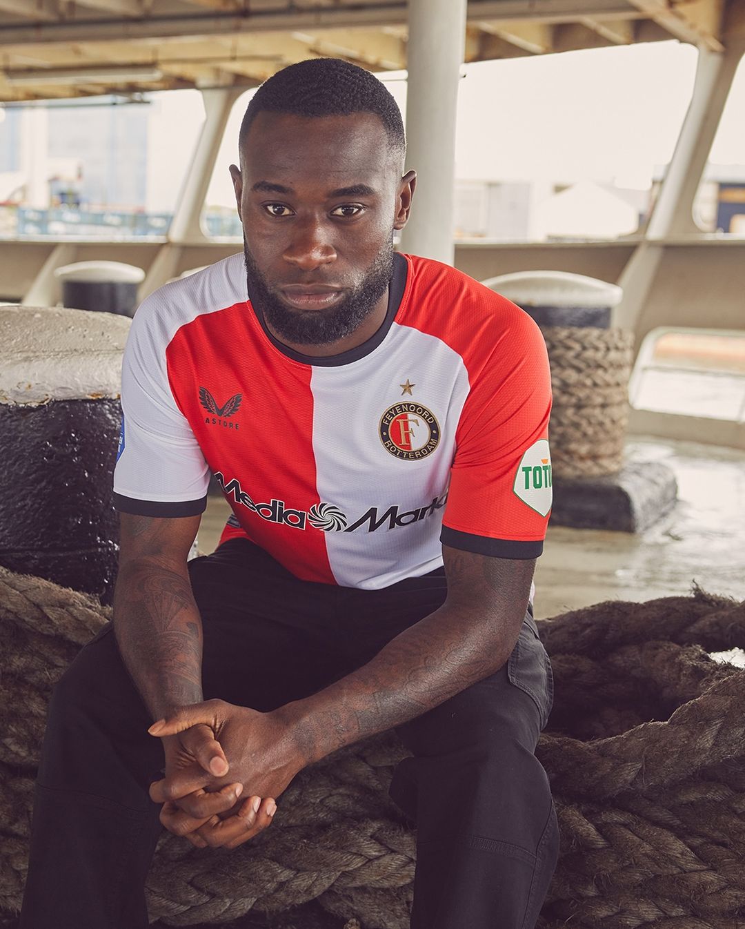 Feyenoord thuisshirt 2024-2025 heeft weer traditioneel design