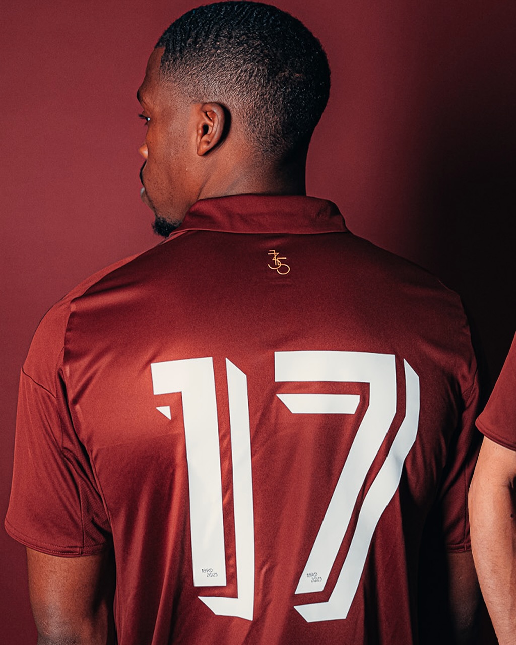 Dit is het Servette FC voetbalshirt ter ere van 135 jarig bestaan