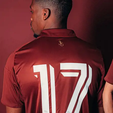 Dit is het Servette FC voetbalshirt ter ere van 135 jarig bestaan