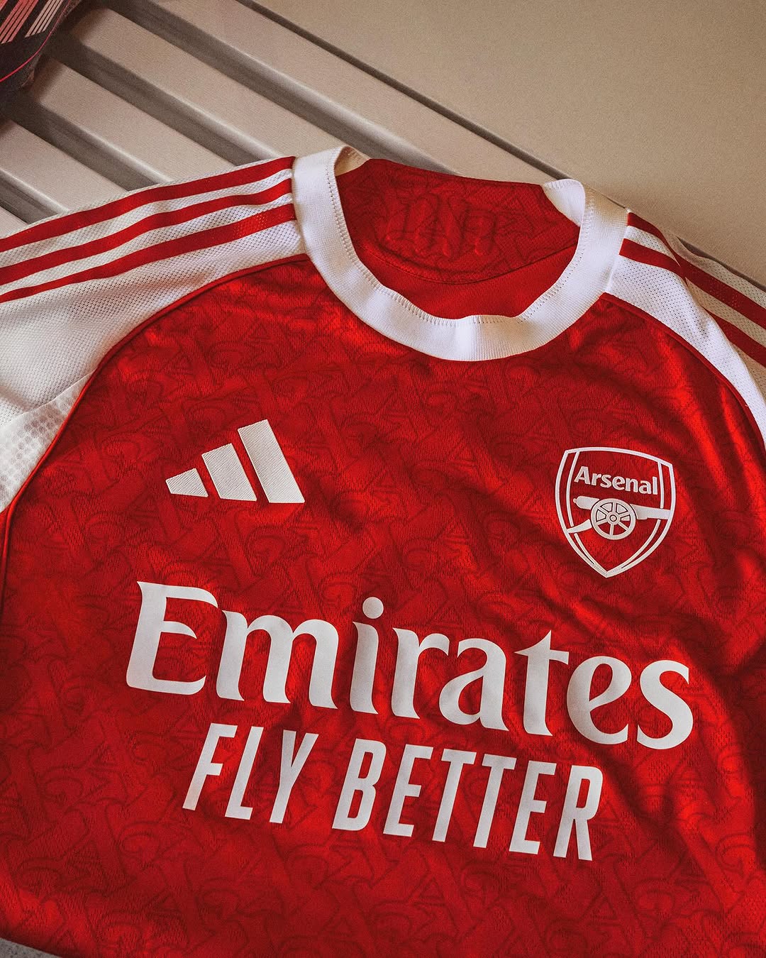 Arsenal thuisshirt 2025-2026 heeft gotische stijl! 