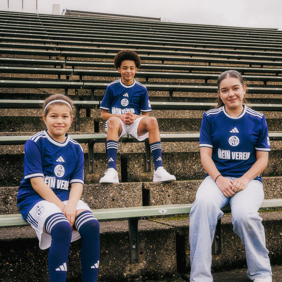 Schalke 04 en jonge fans lanceren special edition voetbalshirt
