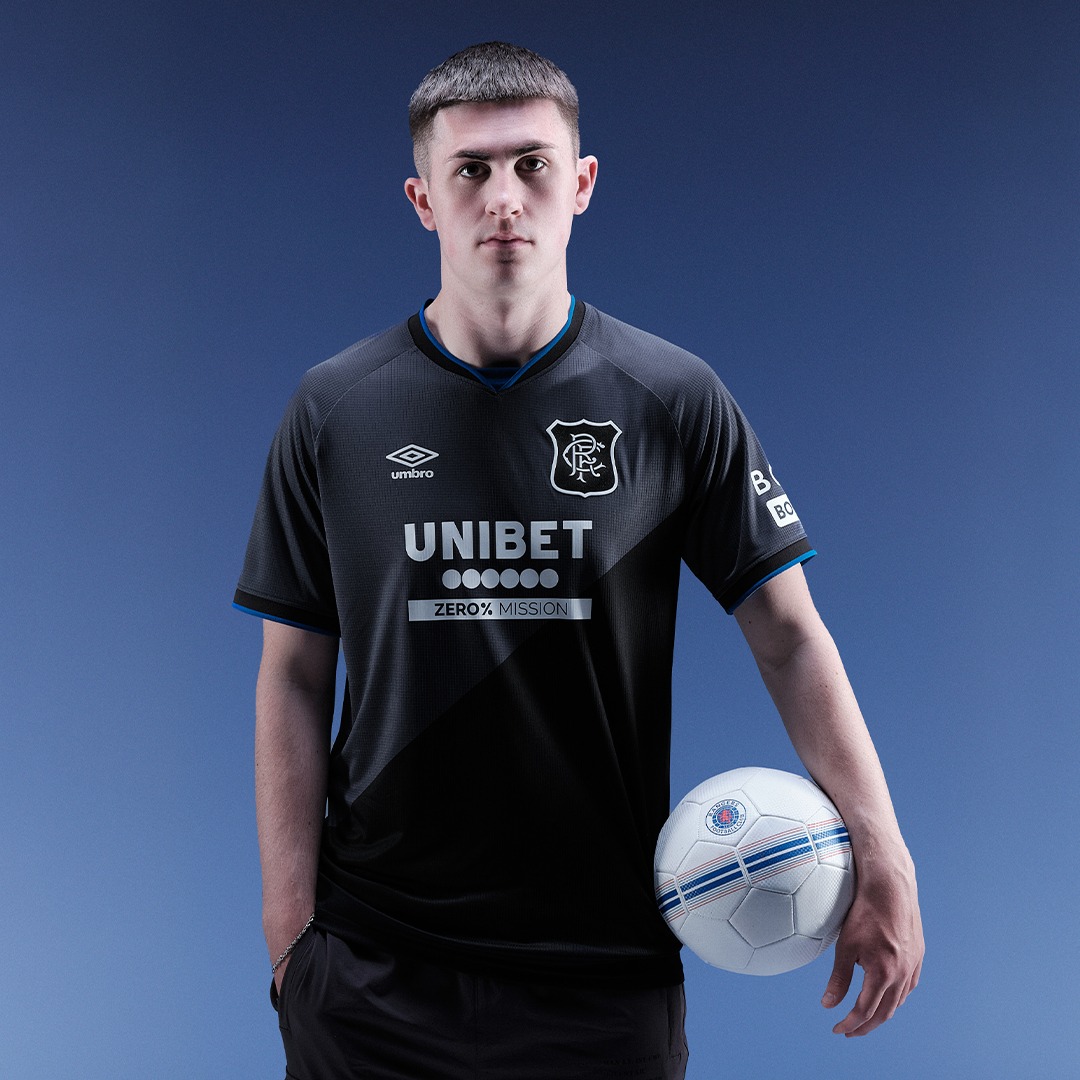 Dit zijn de Rangers FC voetbalshirts 2025-2026 van Umbro