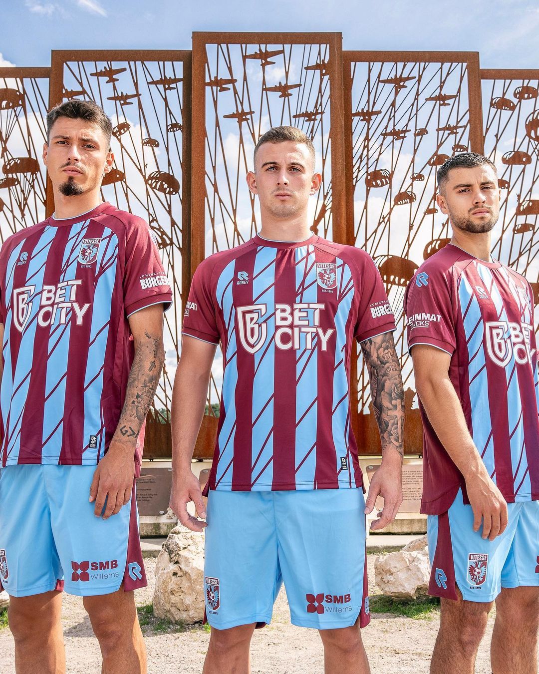 Dit is het Vitesse Airborne voetbalshirt 2023-2024