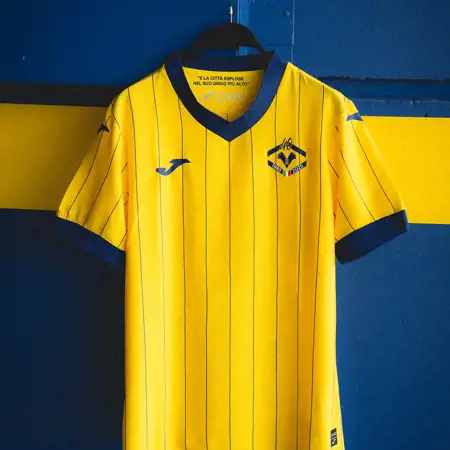 Hellas Verona lanceert voetbalshirt veertig jarig jubileum Scudetto