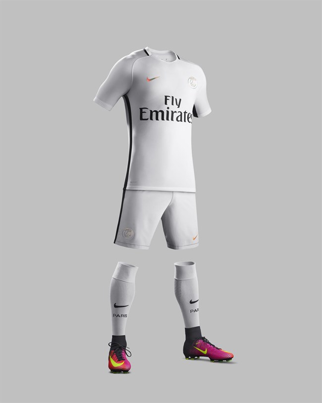 Psg -3e -tenue -2016-2017 (1)