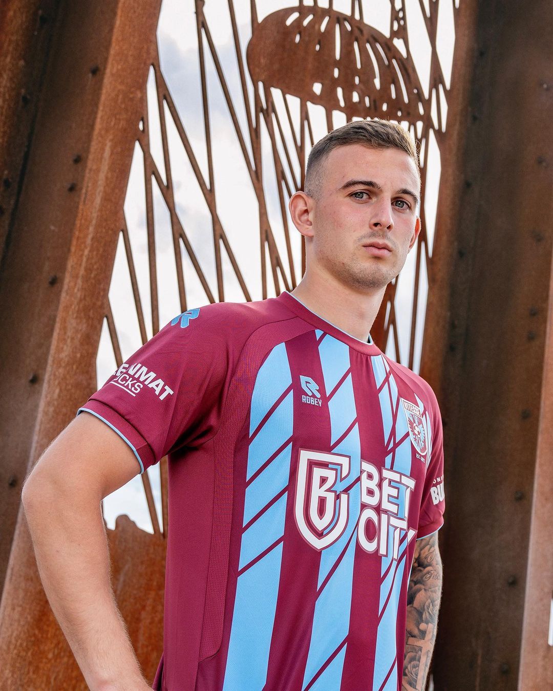 Dit is het Vitesse Airborne voetbalshirt 2023-2024