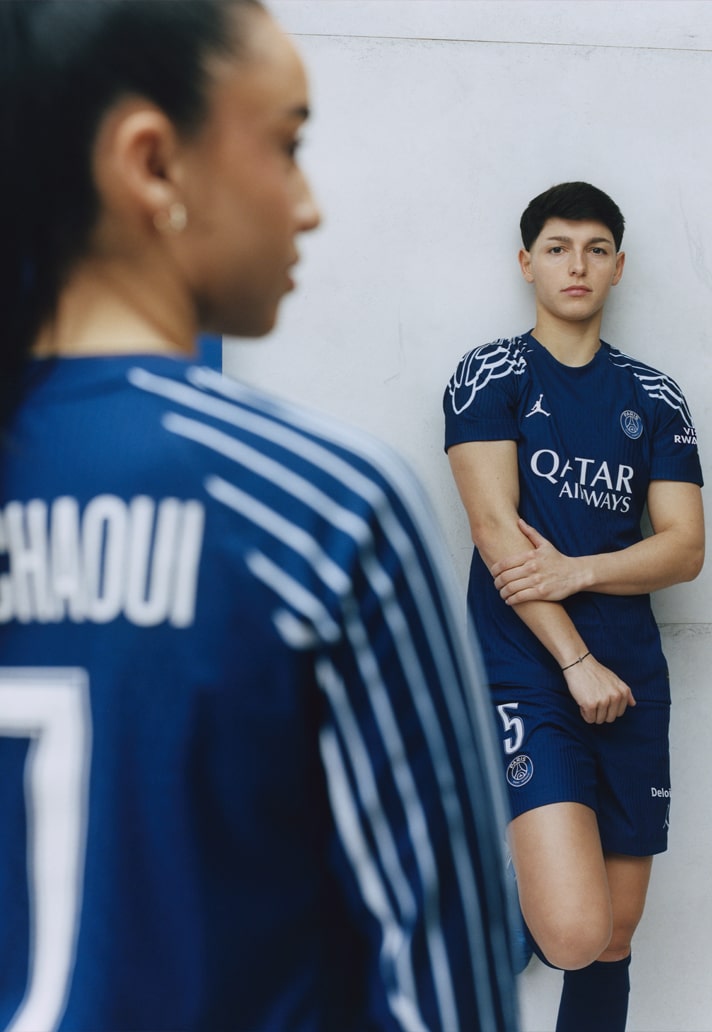 Paris Saint Germain 4e shirt 2024-2025 is blauw met vleugels! 