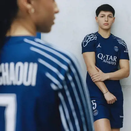 Paris Saint Germain 4e shirt 2024-2025 is blauw met vleugels!