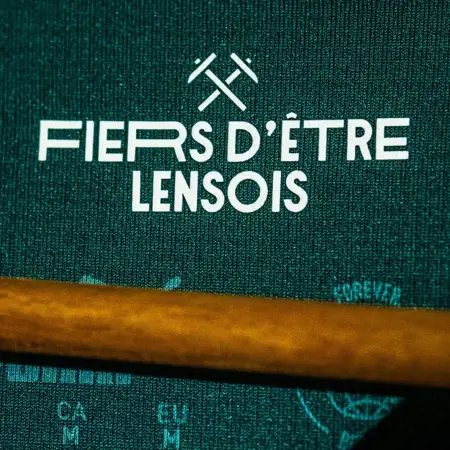 RC Lens voetbalshirts 2024-2025 geïnspireerd door stadion en heritage