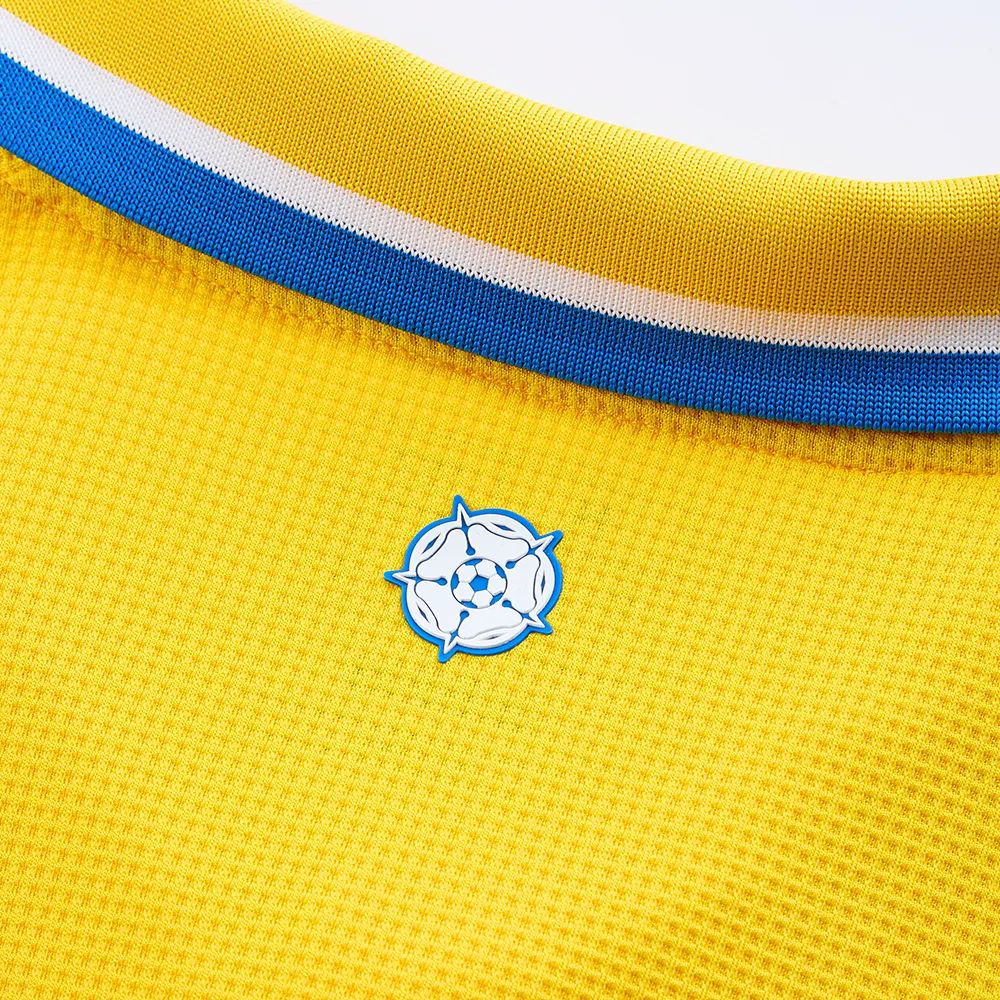 Leeds United voetbalshirts 2024-2025 bevatten logo Red Bull