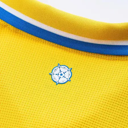 Leeds United voetbalshirts 2024-2025 bevatten logo Red Bull