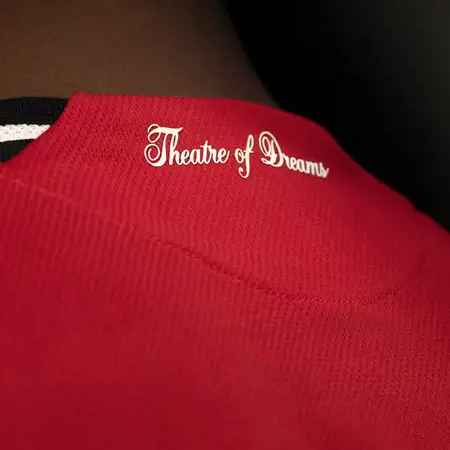 Manchester United thuisshirt 2025-2026 eert Old Trafford!