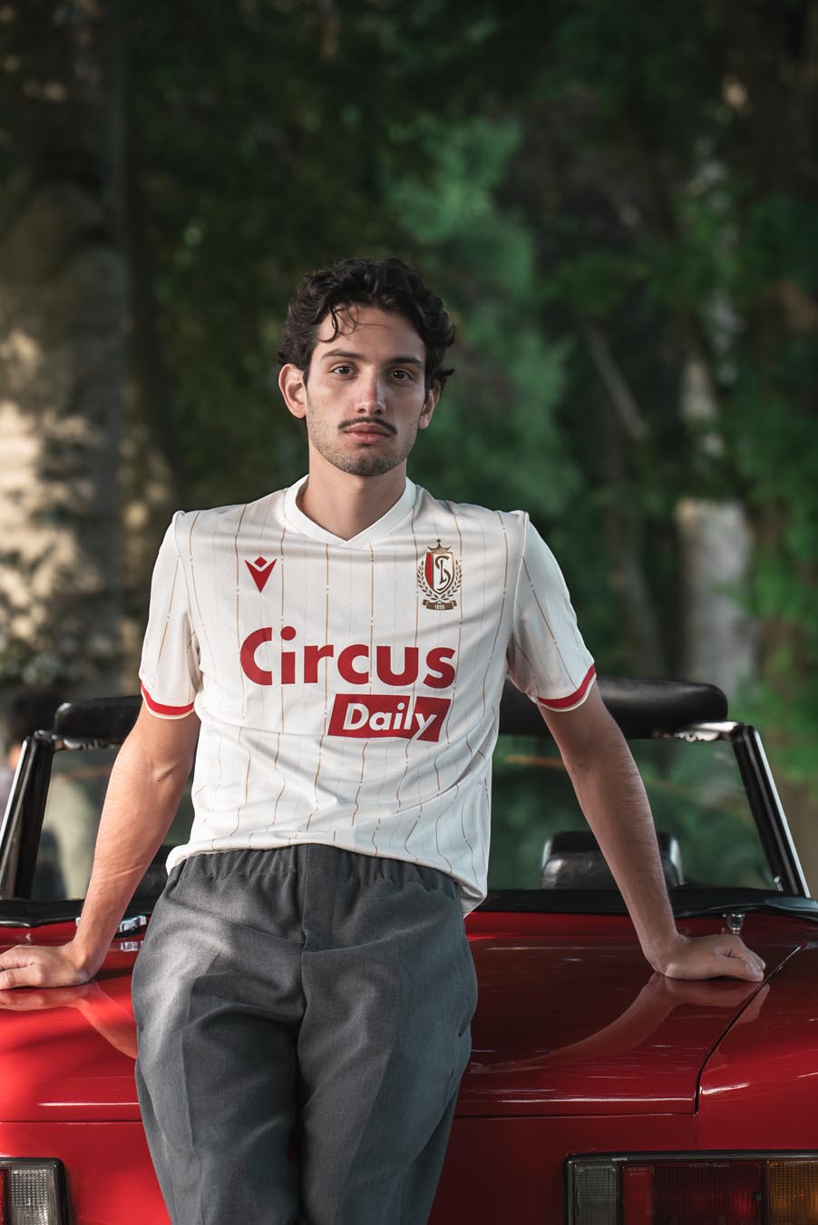 Dit zijn de Standard Luik voetbalshirts 2025-2026 van Macron