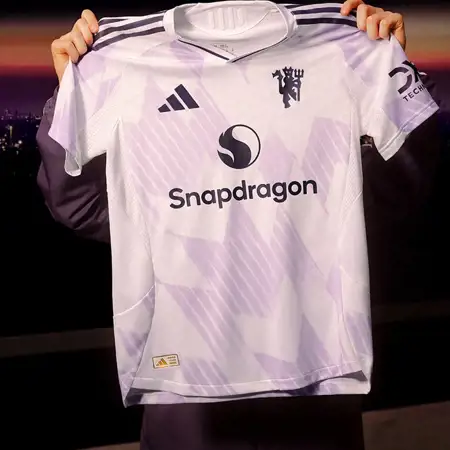 Manchester United uitshirt 2025-2026 bevat sneeuwvlokken!