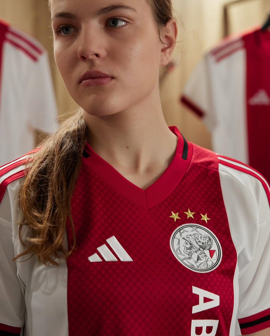 Ajax thuisshirt 2025-2026 ode aan logo en Amsterdam! 