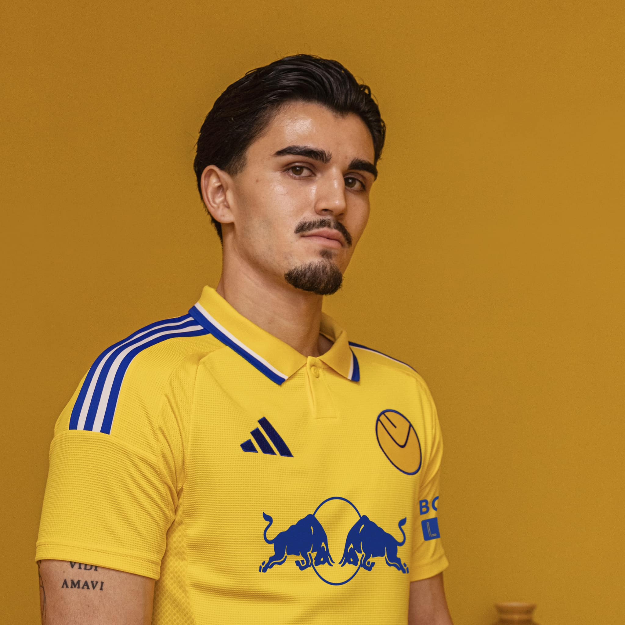 Leeds United voetbalshirts 2024-2025 bevatten logo Red Bull