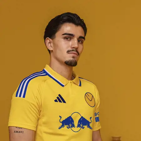 Leeds United voetbalshirts 2024-2025 bevatten logo Red Bull