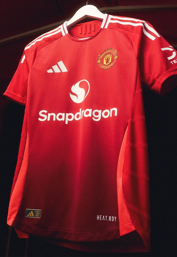 Manchester United thuisshirt 2024-2025 heeft verschillende tinten rood! 