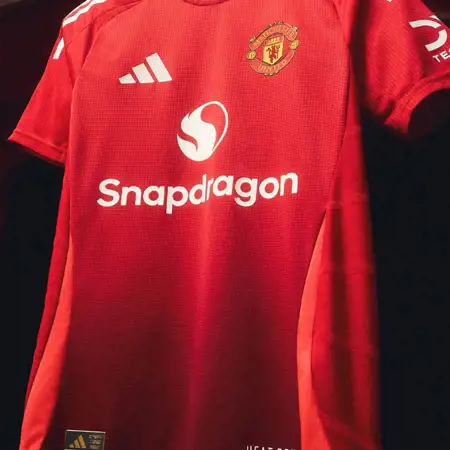 Manchester United thuisshirt 2024-2025 heeft verschillende tinten rood!