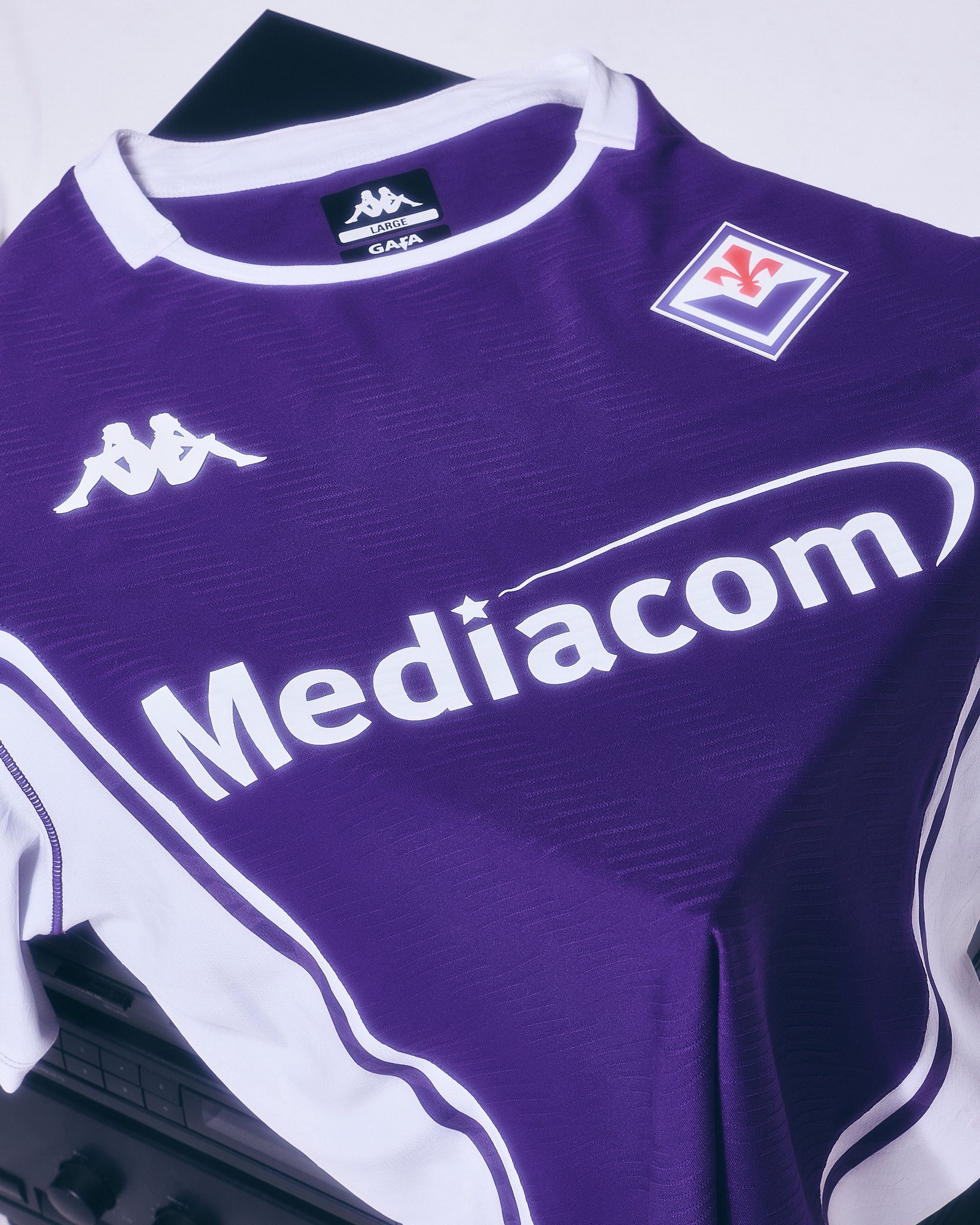 Fiorentina voetbalshirts 2025-2026 geïnspireerd door shirts jaren '90, basiliek en Arno