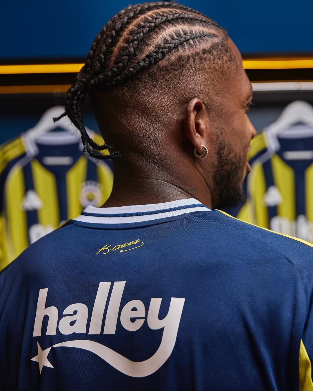 Dit zijn de Fenerbahçe voetbalshirts 2025-2026 van adidas