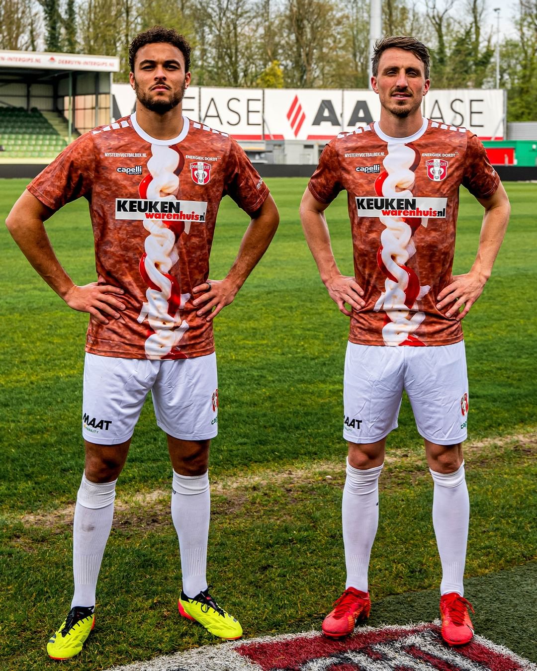 FC Dordrecht draagt frikandellen voetbalshirt tijdens play-offs 2024