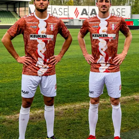 FC Dordrecht draagt frikandellen voetbalshirt tijdens play-offs 2024