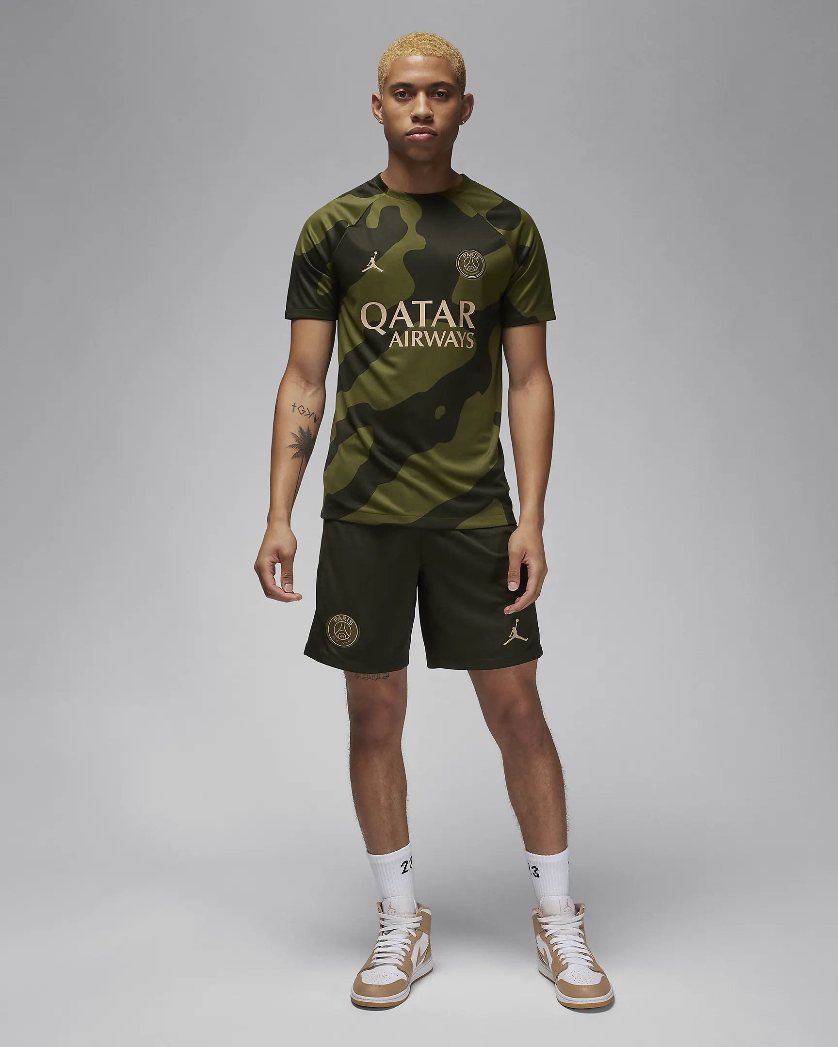 Dit zijn de legergroene Paris Saint Germain trainingsshirts van Jordan Brand